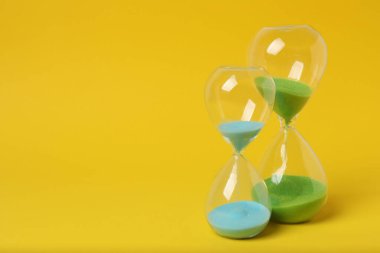 Sarı arka planda kum saati.