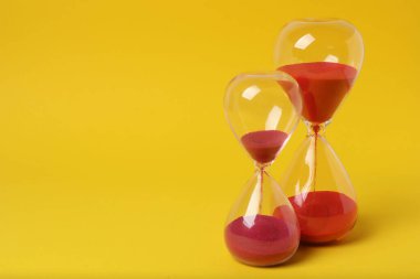 Sarı arka planda kum saati.