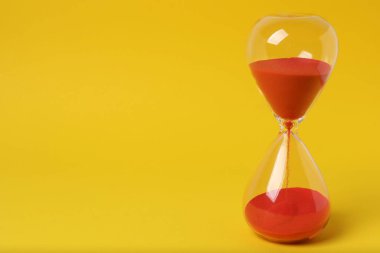 Sarı arka planda kum saati.