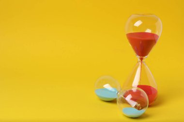 Sarı arka planda kum saati.