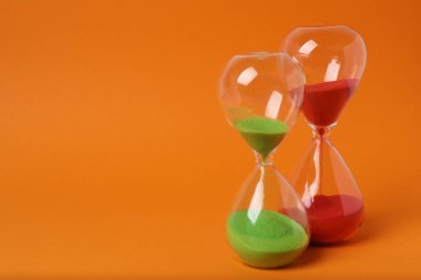 Turuncu arka planda kum saati