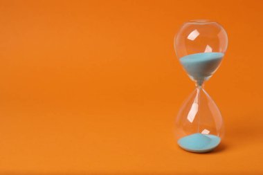 Turuncu arka planda kum saati