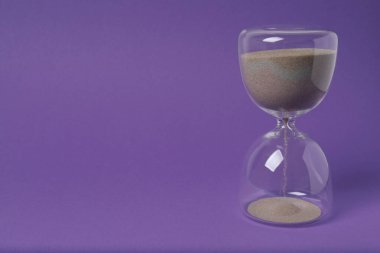 Mor arkaplanda kum saati