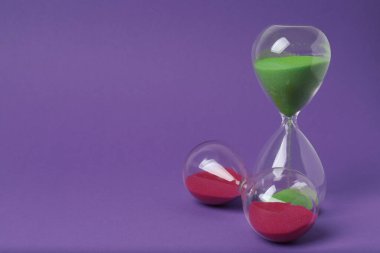 Mor arkaplanda kum saati