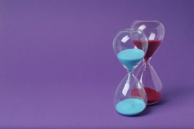 Mor arkaplanda kum saati