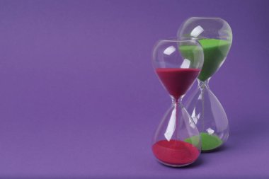 Mor arkaplanda kum saati