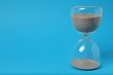 Mavi arkaplanda kum saati