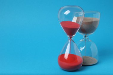 Mavi arkaplanda kum saati