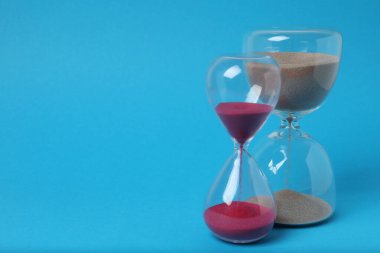 Mavi arkaplanda kum saati