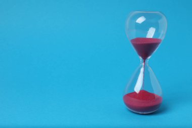 Mavi arkaplanda kum saati