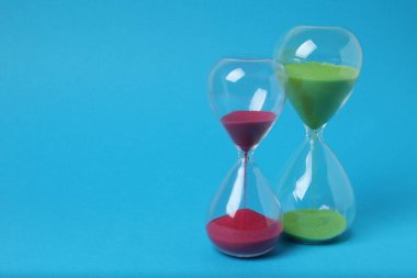 Mavi arkaplanda kum saati