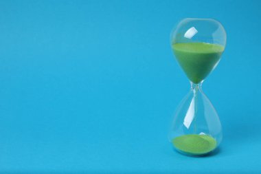 Mavi arkaplanda kum saati