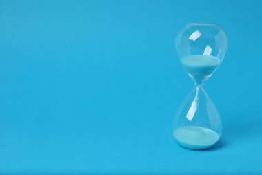 Mavi arkaplanda kum saati