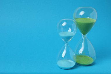 Mavi arkaplanda kum saati