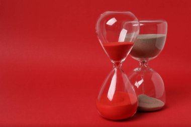 Kırmızı arkaplanda kum saati