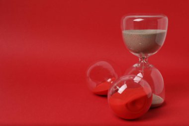 Kırmızı arkaplanda kum saati