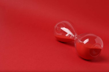 Kırmızı arkaplanda kum saati