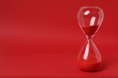 Kırmızı arkaplanda kum saati