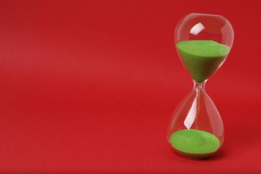 Kırmızı arkaplanda kum saati