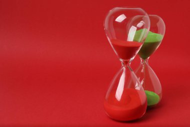 Kırmızı arkaplanda kum saati