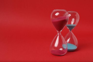 Kırmızı arkaplanda kum saati