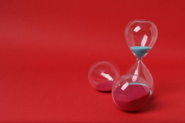 Kırmızı arkaplanda kum saati