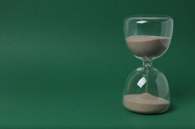 Yeşil arka planda kum saati