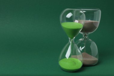 Yeşil arka planda kum saati