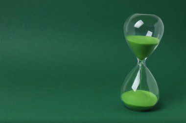 Yeşil arka planda kum saati