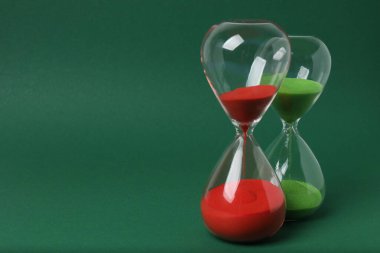 Yeşil arka planda kum saati