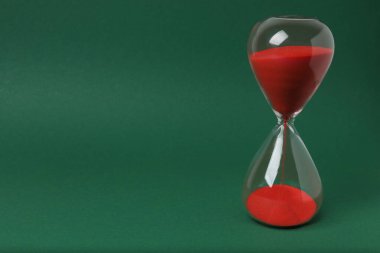 Yeşil arka planda kum saati