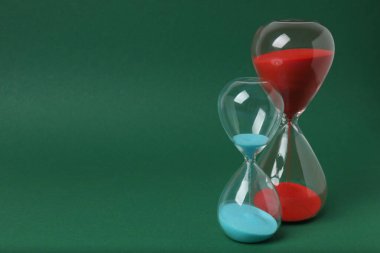 Yeşil arka planda kum saati