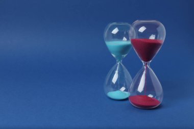 Mavi arkaplanda kum saati