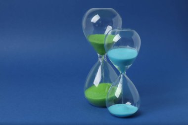 Mavi arkaplanda kum saati