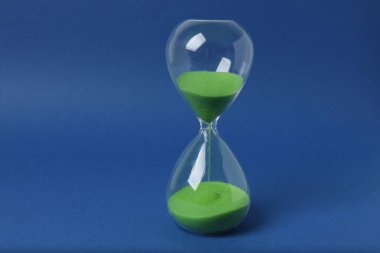 Mavi arkaplanda kum saati