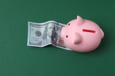 Domuz kumbarası, yeşil arka planda dolar.