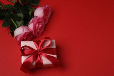 Kırmızı arka planda pembe gül