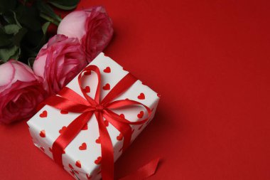 Kırmızı arka planda pembe gül