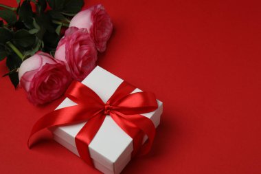 Kırmızı arka planda pembe gül