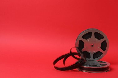 Sinema alkışı ve makarası kırmızı arkaplanda