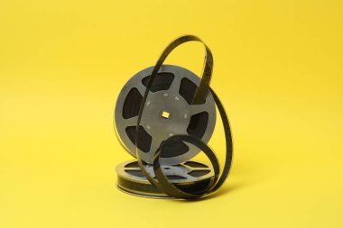 Sinema alkışları ve makara sarı arka planda