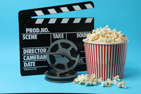 Klasik kırmızı ve beyaz çizgili kutu. Lezzetli, yumuşak patlamış mısır dolu. Mavi arka planda 3 boyutlu gözlük..