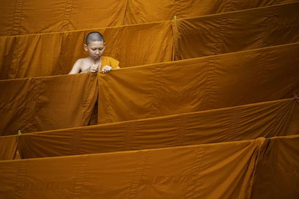 Bangkok Tailandia Abril Novicio Llevaba Ropa Cuerda Budismo Mayoría Del —  Fotos de Stock