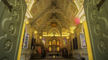 Tayland 'daki tapınaklar yabancı turistlerin ziyaret edebileceği popüler turistik yerler. Çünkü çok güzel bir mimarisi ve antik Tayland tarzında birçok sanatı var..