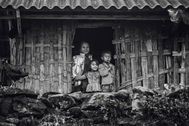 Sapa, Vietnam 13 Aralık: Tepe kabilesi insanları 13 Aralık 2017'de Sapa, Vietnam'da parlak bir gülümsemeyle geçtiler..