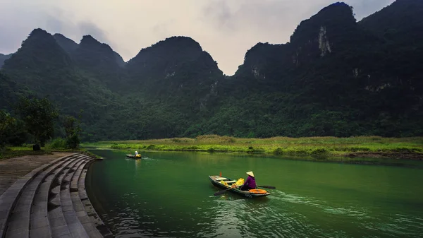 Ninhbinh Βιετνάμ Δεκεμβρίου Τουρίστες Βαρκάδα Βρίσκονται Στα Φυσικά Αξιοθέατα Που — Φωτογραφία Αρχείου