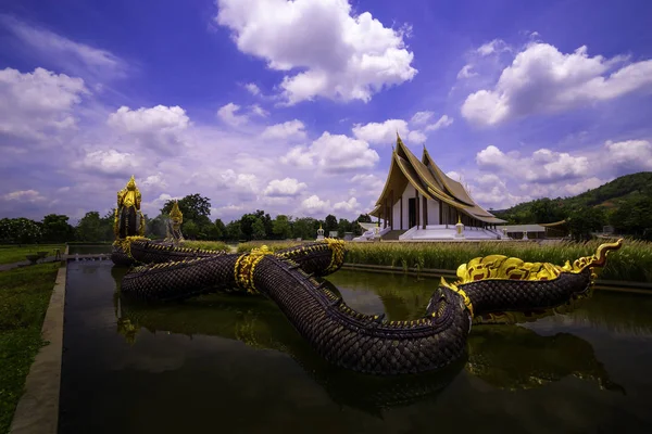 外国人観光客が訪れる人気の観光スポットであるタイの寺院 古代タイ様式の美しい建築と多くの芸術があるので — ストック写真