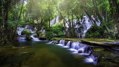 Pha Tat Şelalesi, Kanchanaburi 'nin doğal cazibelerinden biridir. Ağaçlar ve su güzel kayaların arasından akıyor..