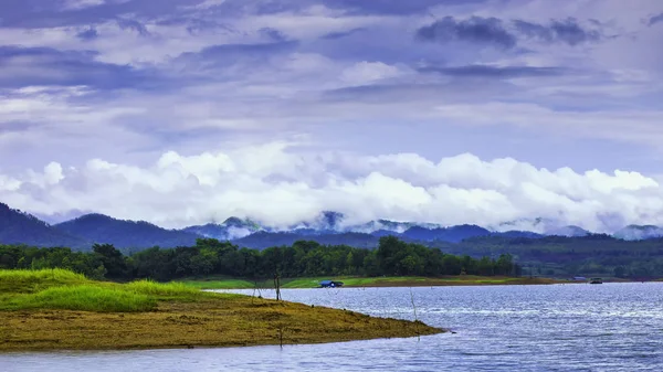 Duża Tama Wodna Prowincji Kanchanaburi Piękną Przyrodą Rolniczym Użytkowaniem Zbiornik — Zdjęcie stockowe