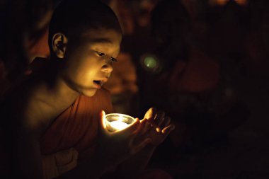 Bangkok, Tayland Nisan 6:Acemiler Bangkok, Tayland 6 Nisan 2017 tarihinde üzgün gözlerle mum ışığında bakıyor.